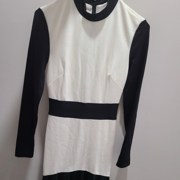 BEBE LONG SLEEVE FLOUNCED  DRESS SIZE XS - Picture 4 of 9